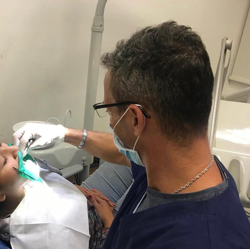 Dr. Diego Barbenza atendiendo a un paciente en el consultorio BGA